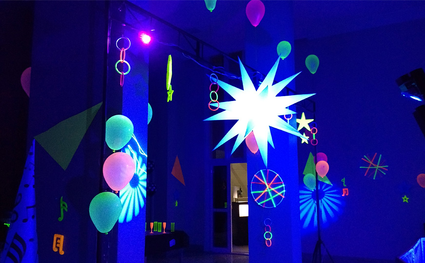 Decoração festa neon com luz negra